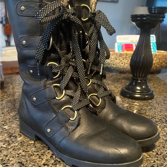 Size 7 Sorel boots - Picture 2 of 3